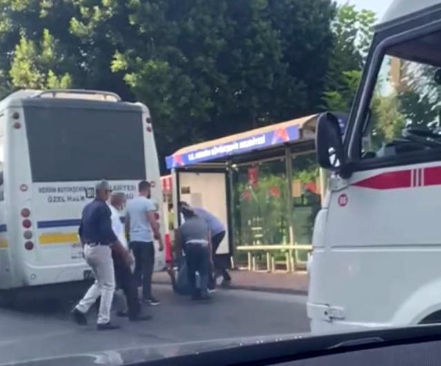 Halk otobüsü ile minibüs şoförünün yolcu kapma kavgası
